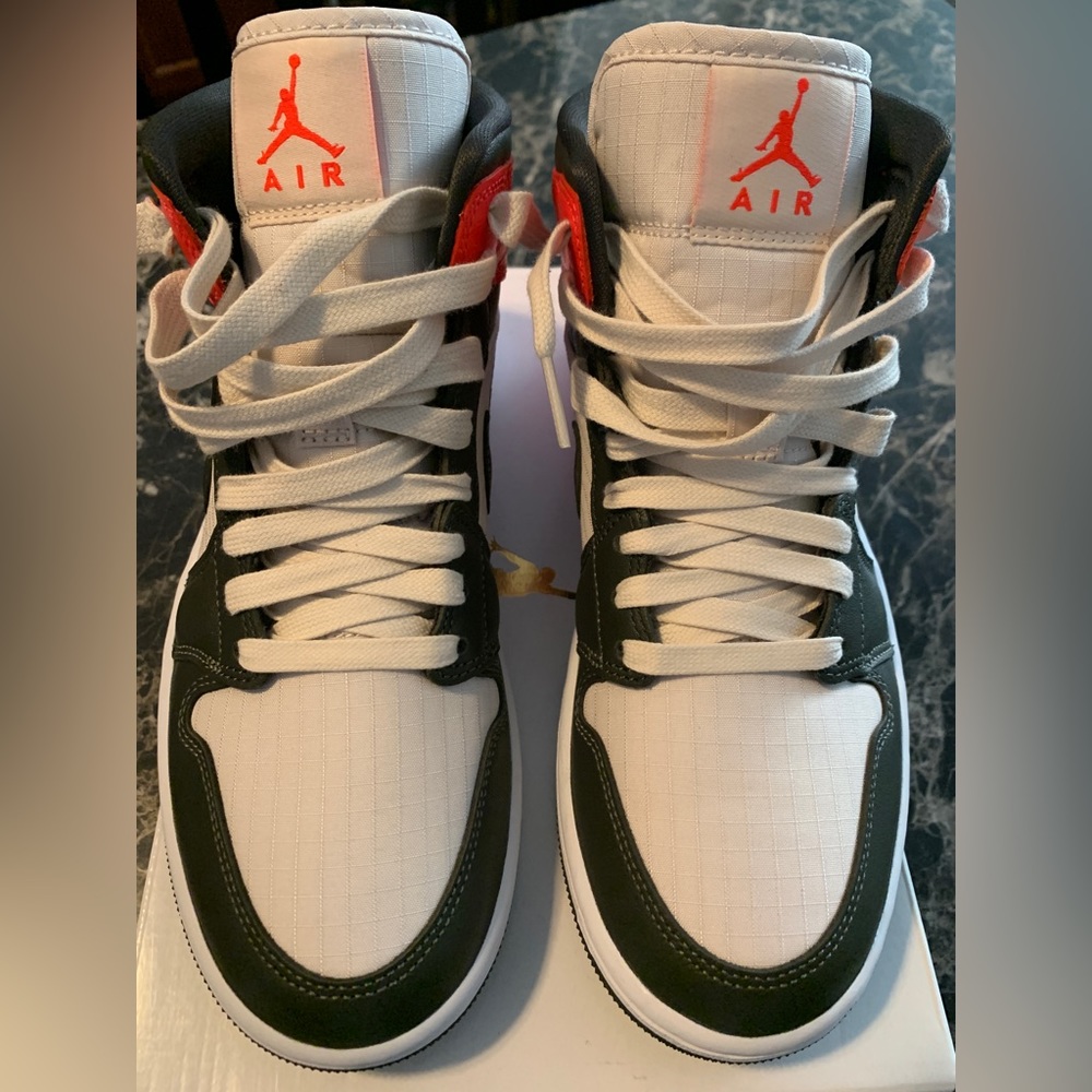SOLD!!!Womens Air Jordan 1 Mid SE
